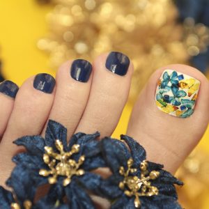 blue-pedicure-short-nails